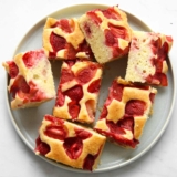 Erdbeerkuchen mit versunkenen Erdbeeren