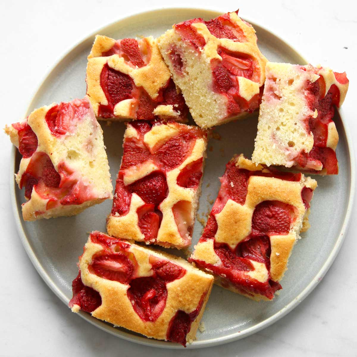 Erdbeerkuchen mit versunkenen Erdbeeren