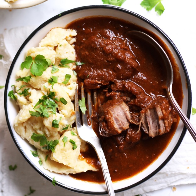 Rindsgulasch mit sämigem Gulaschsaft