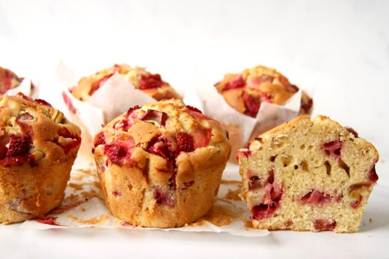 Saftige Erdbeer Rhabarber Muffins » Taste of Travel