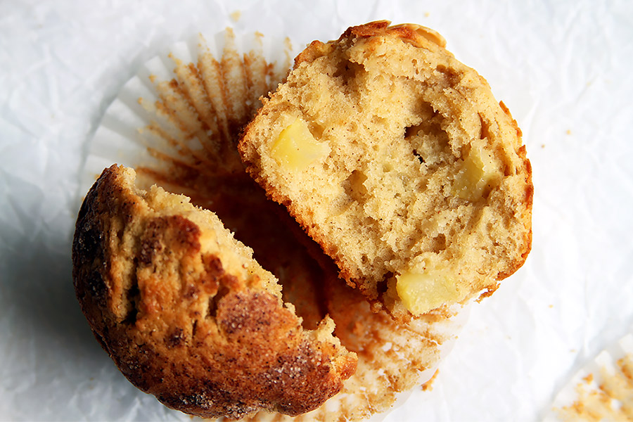 Halbierter Apfelmuffin mit Apfelstücken