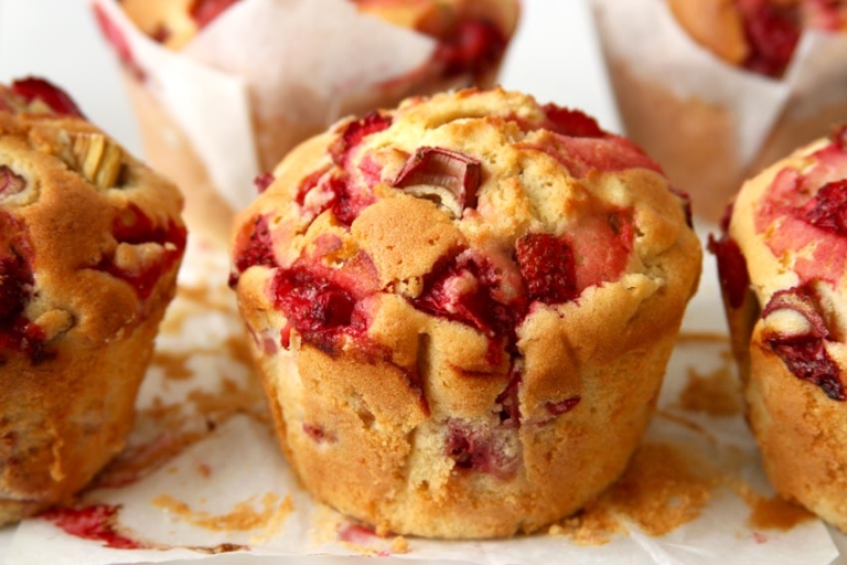 Saftige Erdbeer Rhabarber Muffins » Taste of Travel