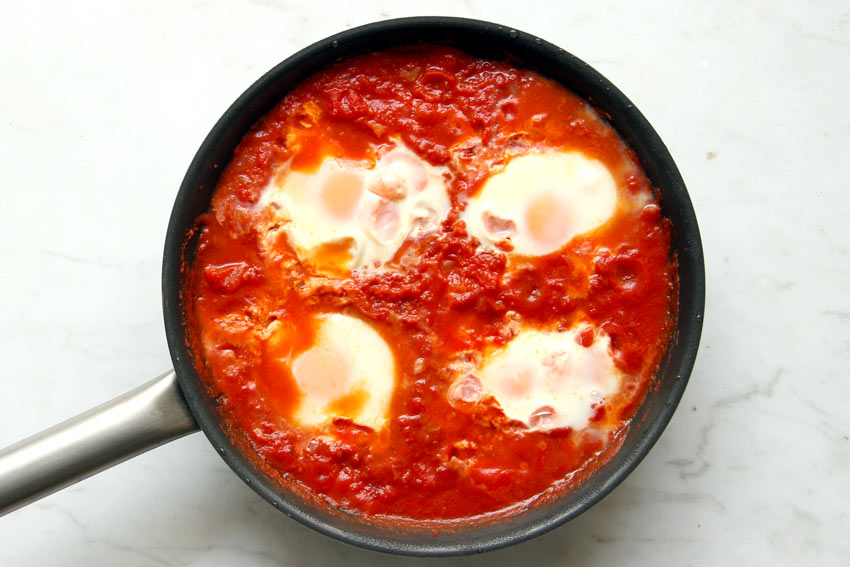 Gekochte Eier in Tomatensauce