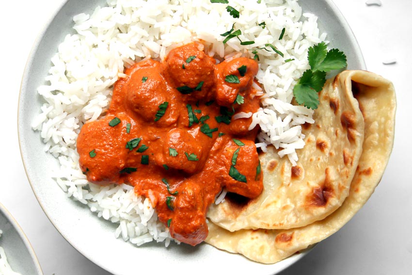 Indisches Butter Chicken mit Naan und Reis