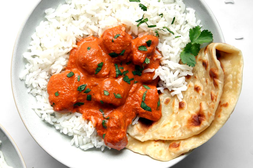 Indisches Butter Chicken mit Naan und Reis