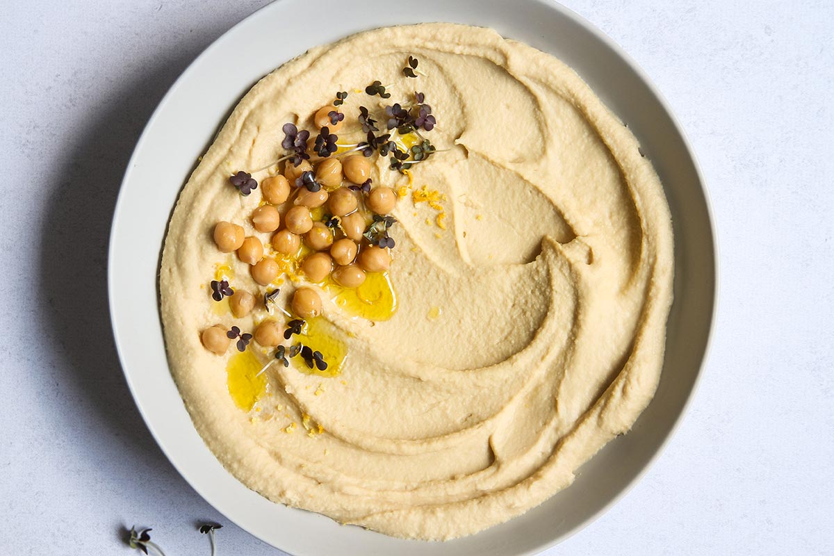 Hummus mit Dosenkichererbsen in Schale