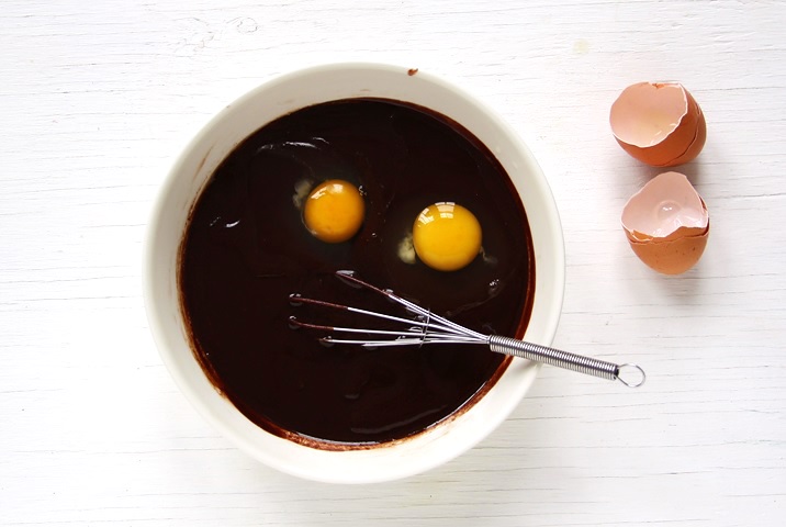 Eier, Vanille und Salz mit abgekühlter Schokolade mischen.