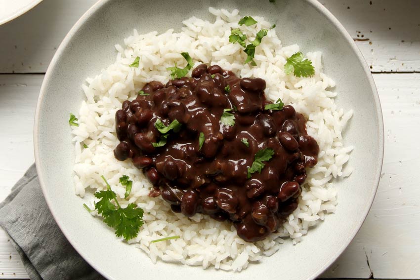 Cremige schwarze Bohnen kubanisch