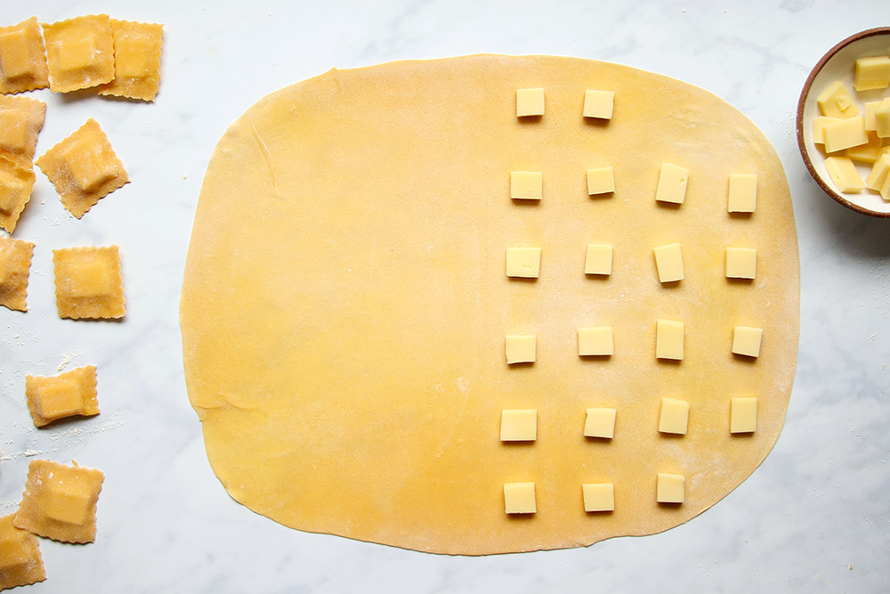 Selbst gemachte Ravioli mit Käsefüllung