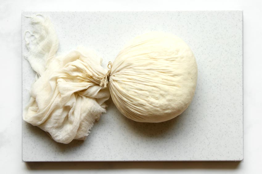 Käse in Mulltuch gewickelt