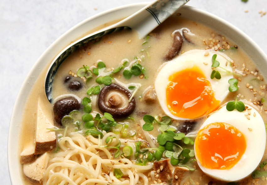 Sesamramen mit Tahin und Ei