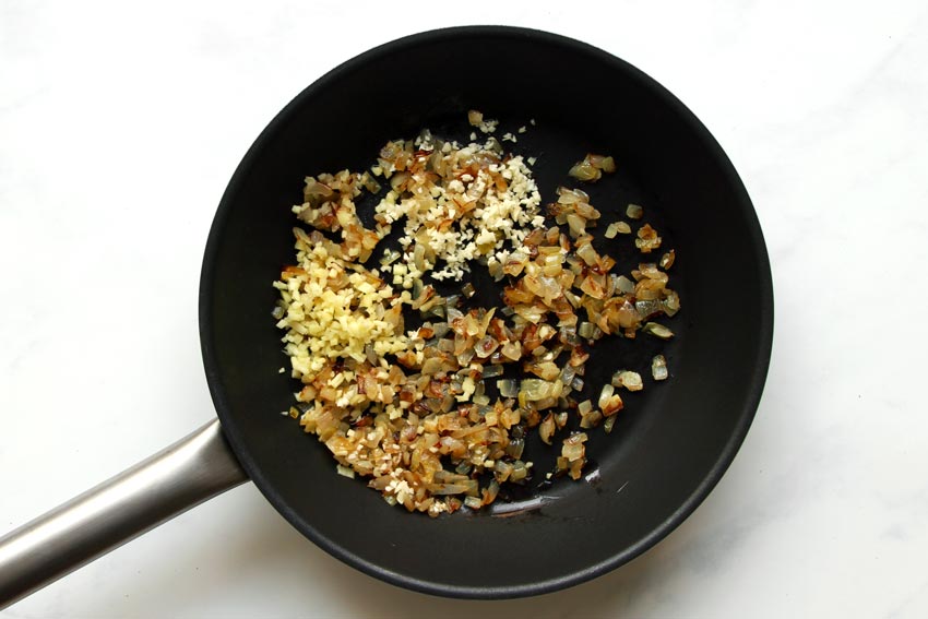 Zwiebel, Knoblauch u Ingwer in Pfanne