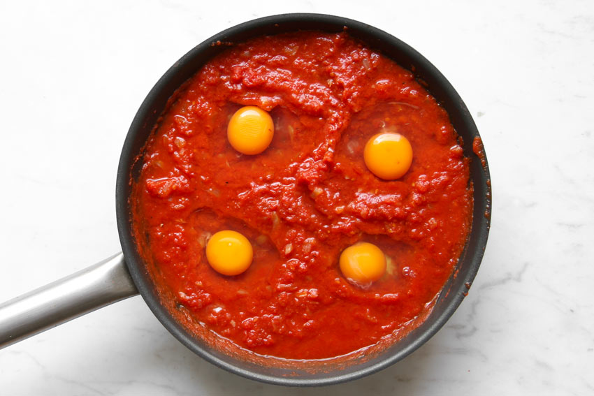 Rohe Eier in Tomatensauce Shakshukapfanne