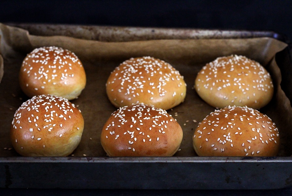 Sliders Mini Burger Buns mit Sauerteig » Taste of Travel