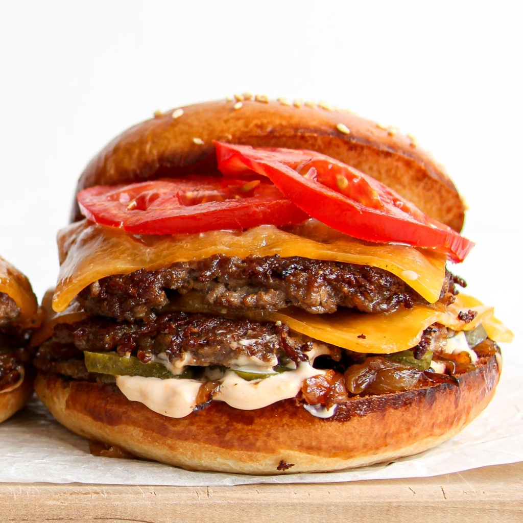 Smash Burger mit Käse Rezept » Taste of Travel