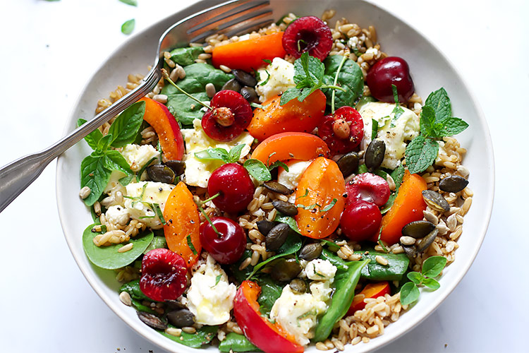 Sommersalat mit Früchten Rezept