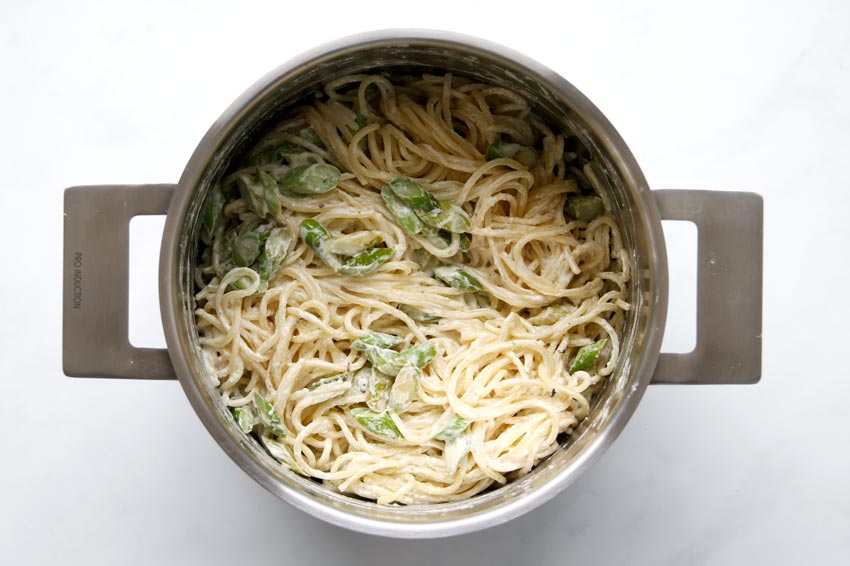 Spaghetti und Spargel in Topf