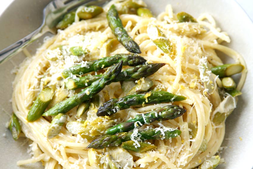 Grüner Spargel auf Spaghetti