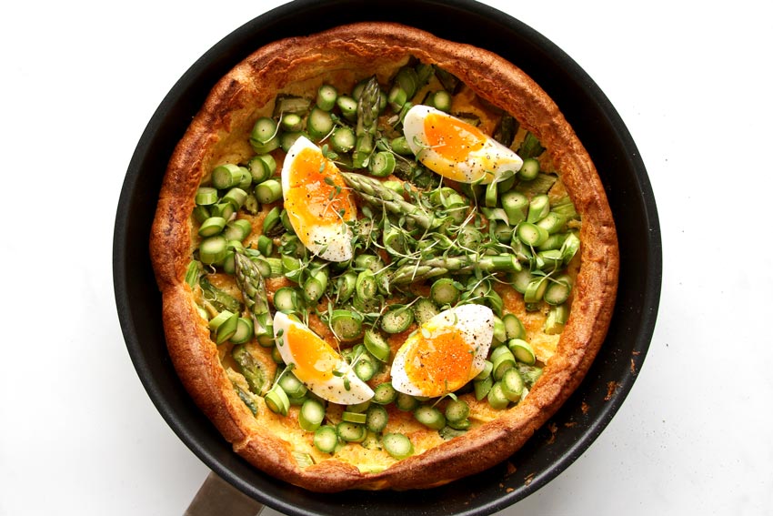 Dutch Baby mit Spargel und Ei