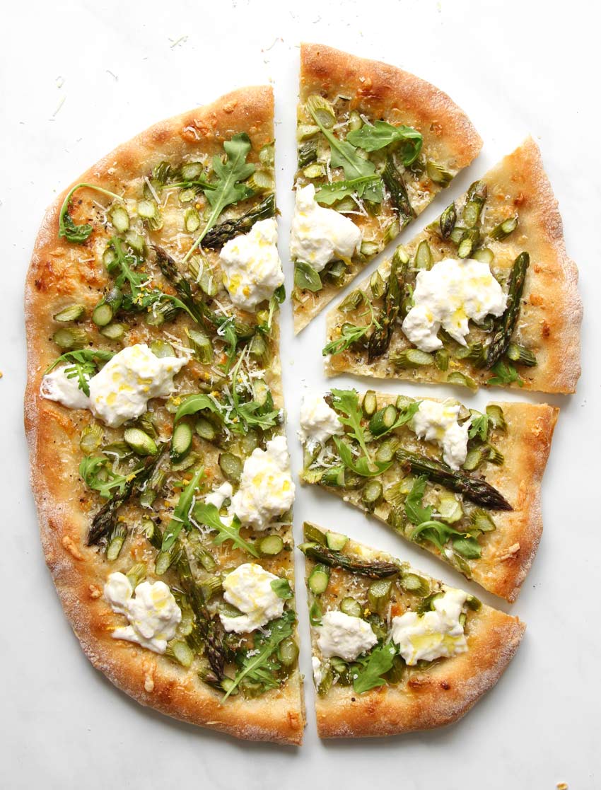 Pizza mit grünem Spargel und Burrata