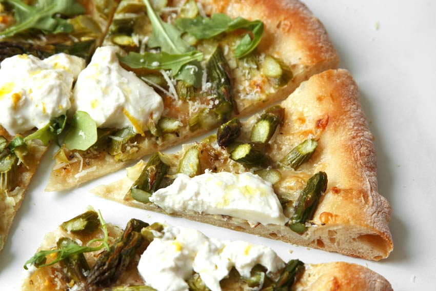 Spargelpizza mit Burrata