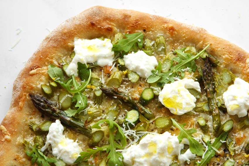 Weiße Spargelpizza