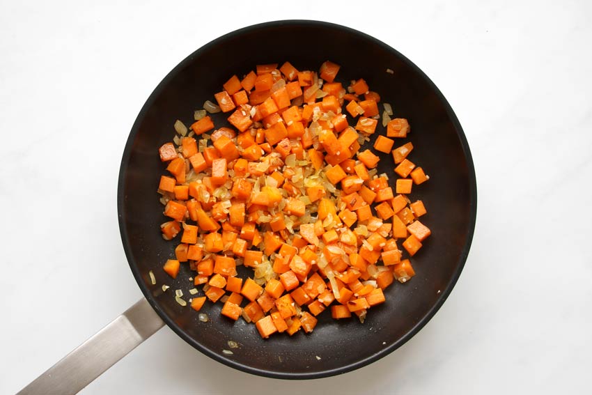 Zwiebel und Kartoffel anbraten