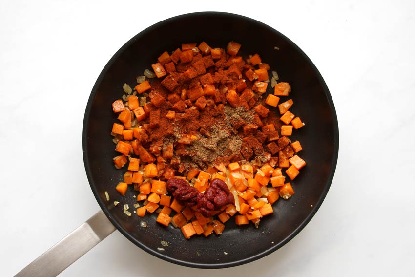 Gemüse und Gewürze in Pfanne
