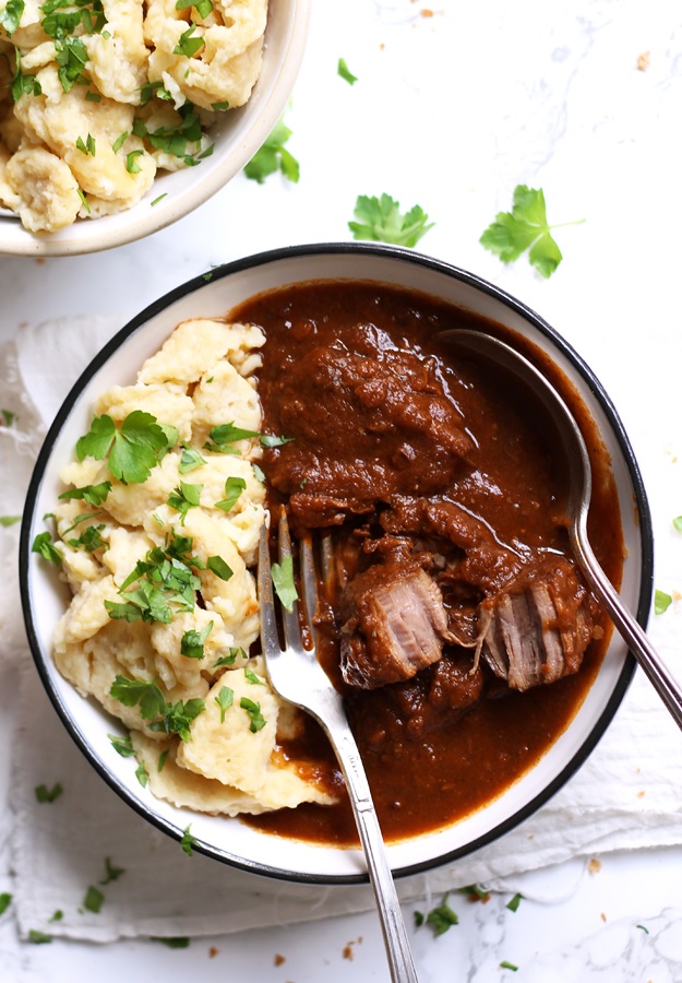 Sämiges Rindsgulasch mit Nockerln Rezept