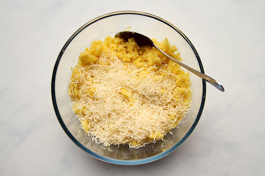 Kartoffeln und Parmesan in Schüssel