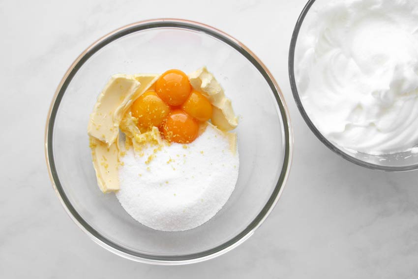 Butter, Eigelb und Zucker in Schüssel