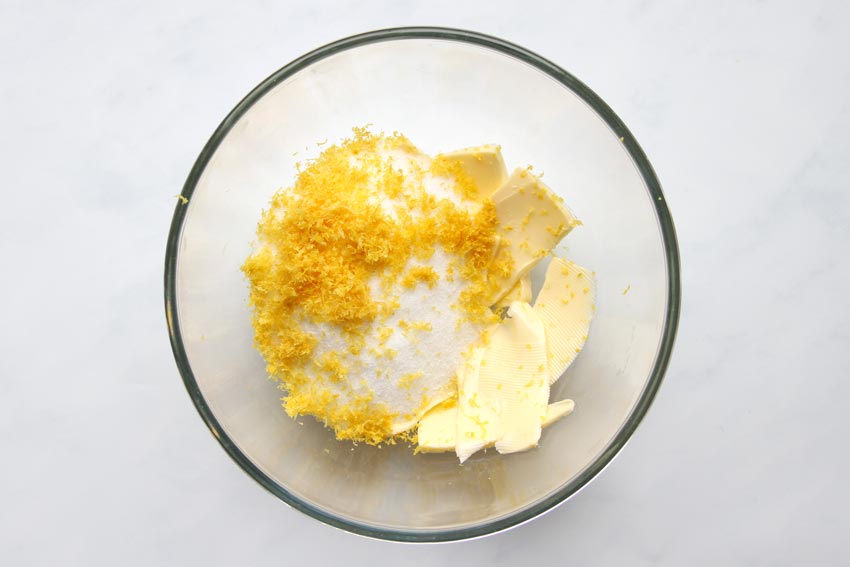 Geriebene Zitronenschale in Teig