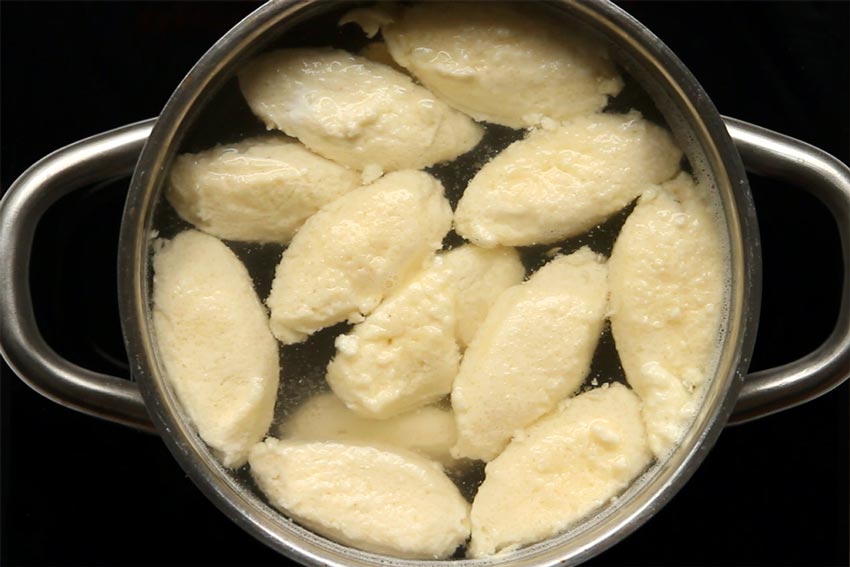 Topfennockerl in Wasser kochen