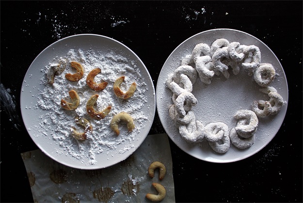 Vanillekipferl in Zucker wenden