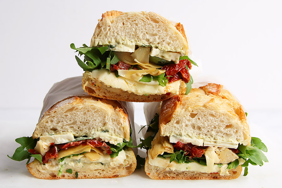 Vegetarisches Sandwich mit Käse Tomaten Rucola