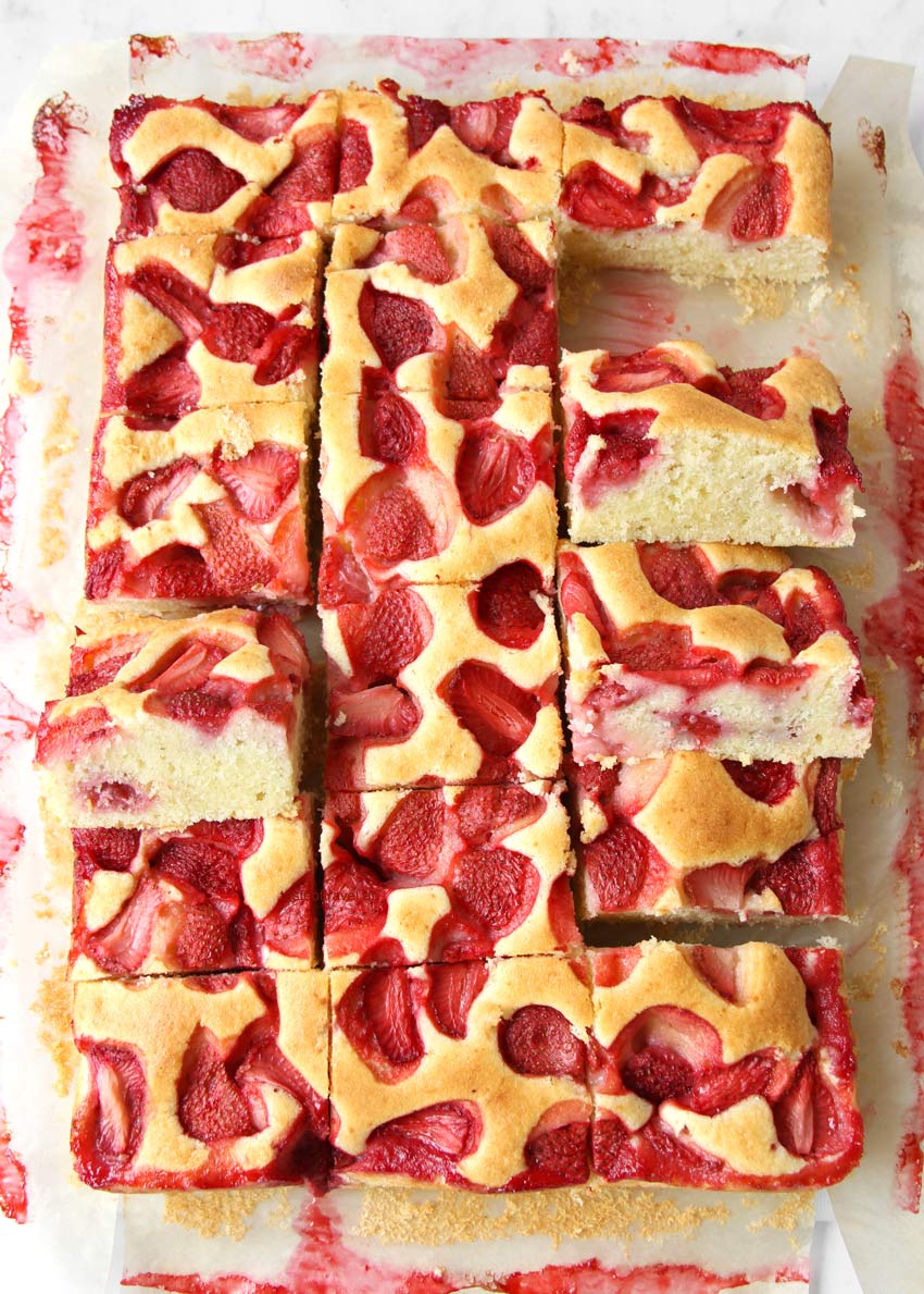 Aufgeschnittener Erdbeerblechkuchen