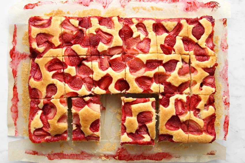 Erdbeerkuchen angeschnitten