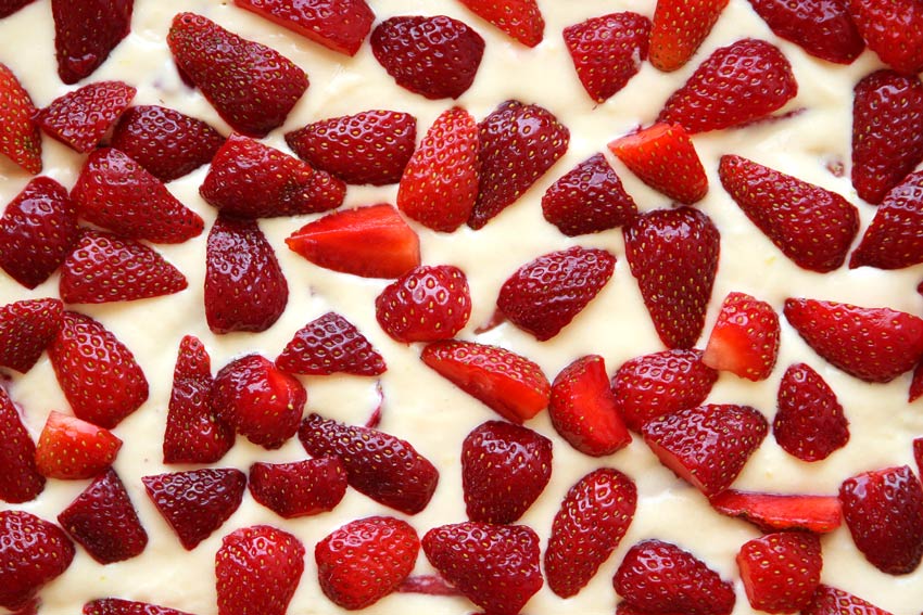 Erdbeeren auf Teigmasse