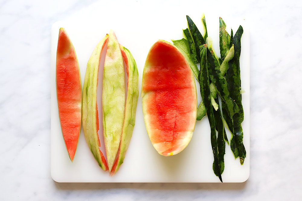 Wassermelone schälen für Wassermelonen Pickles