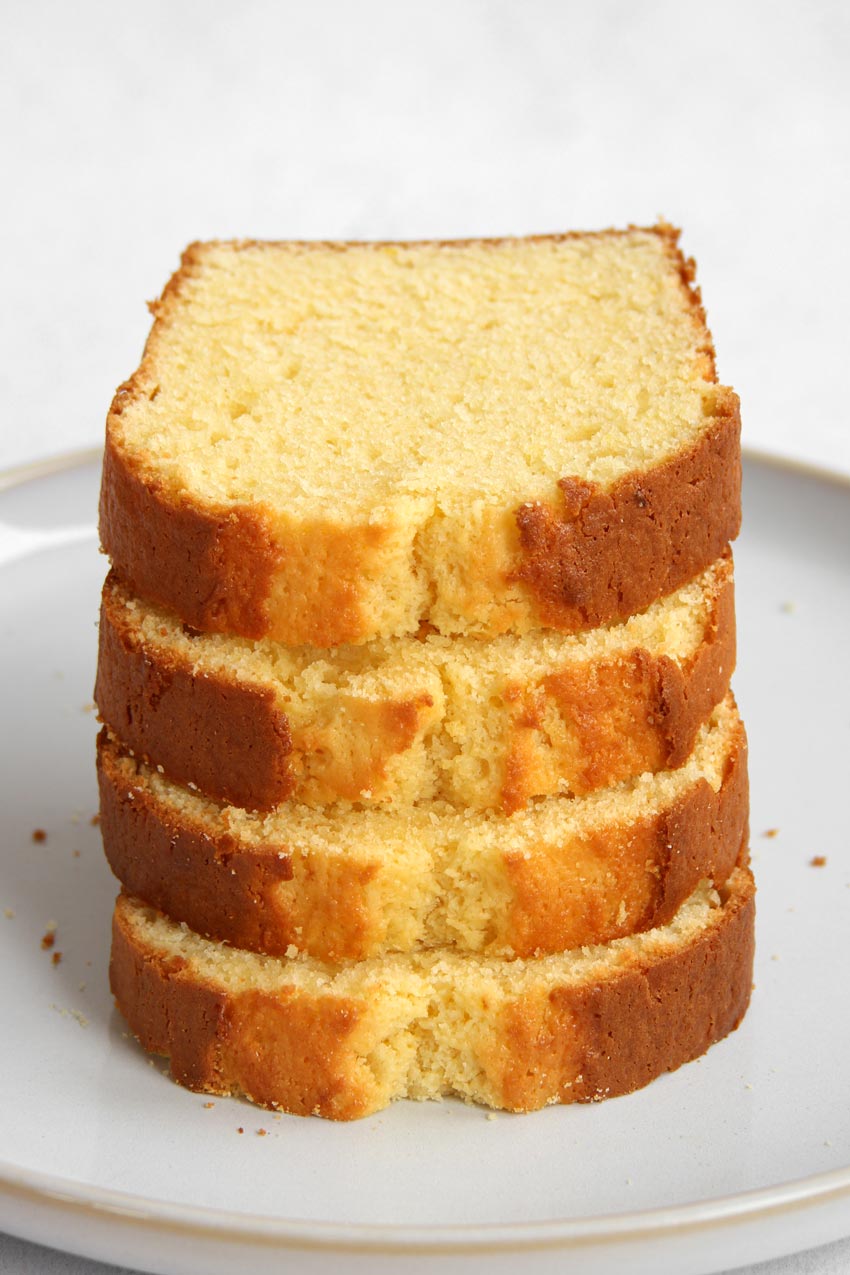 Aufgeschnittener Zitronenkuchen Kastenform