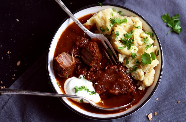 Rindsgulasch mit sämigem Gulaschsaft » Taste of Travel