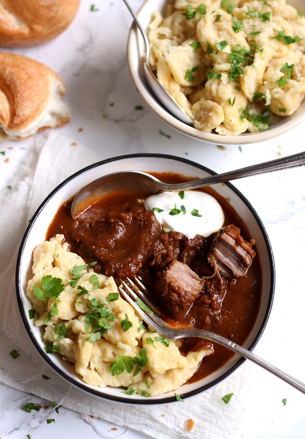 Zartes Rindsgulasch mit Nockerl Rezept