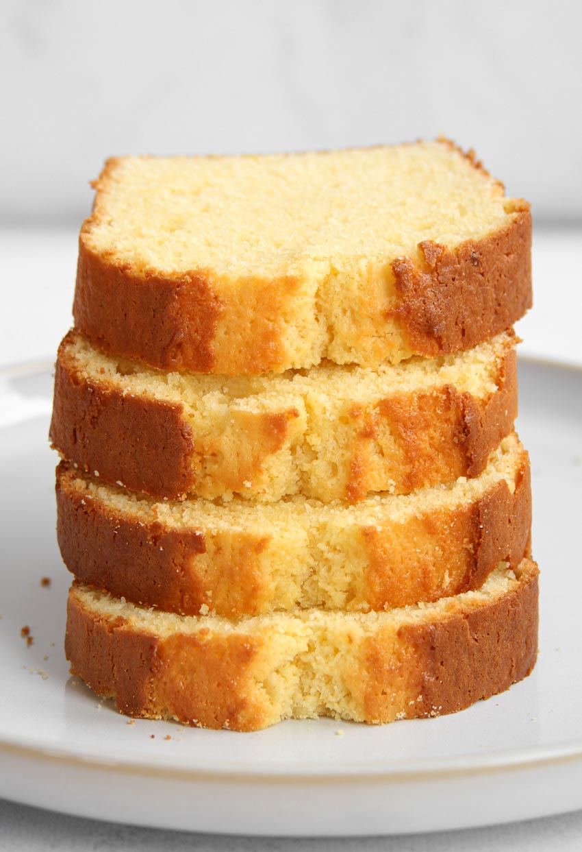Gestapelte Stücke Zitronenkuchen