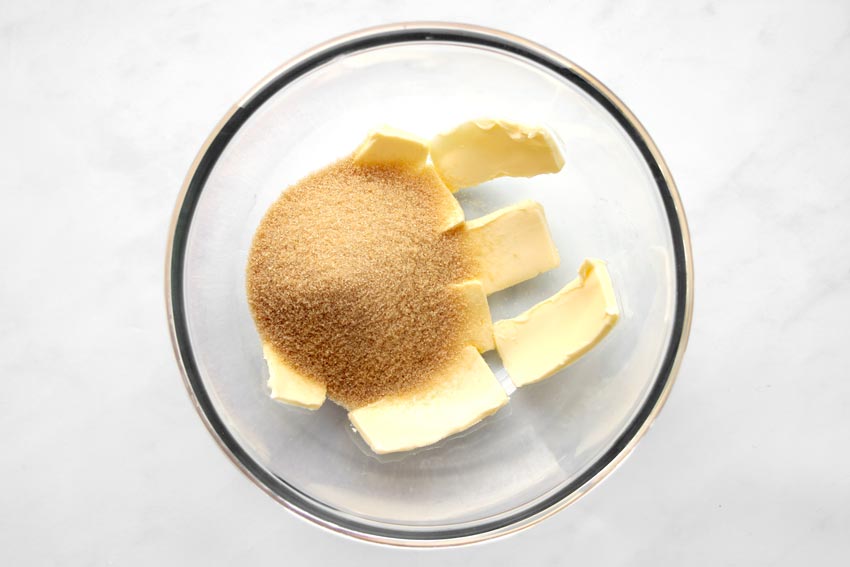 Butter und Zucker in Schüssel