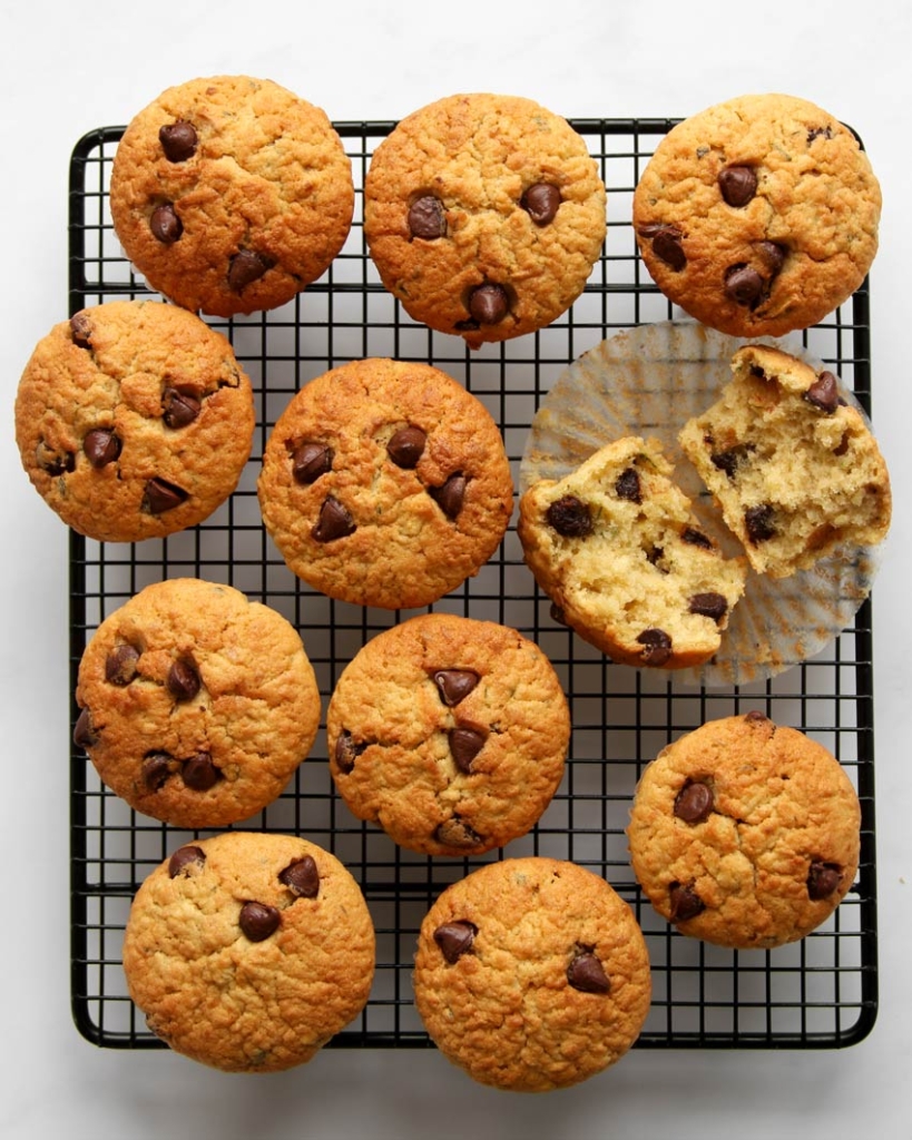 Zucchini Schoko Muffins auf Gitter