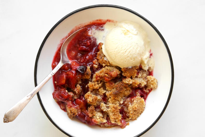 Zwetschgen Crumble mit Eis