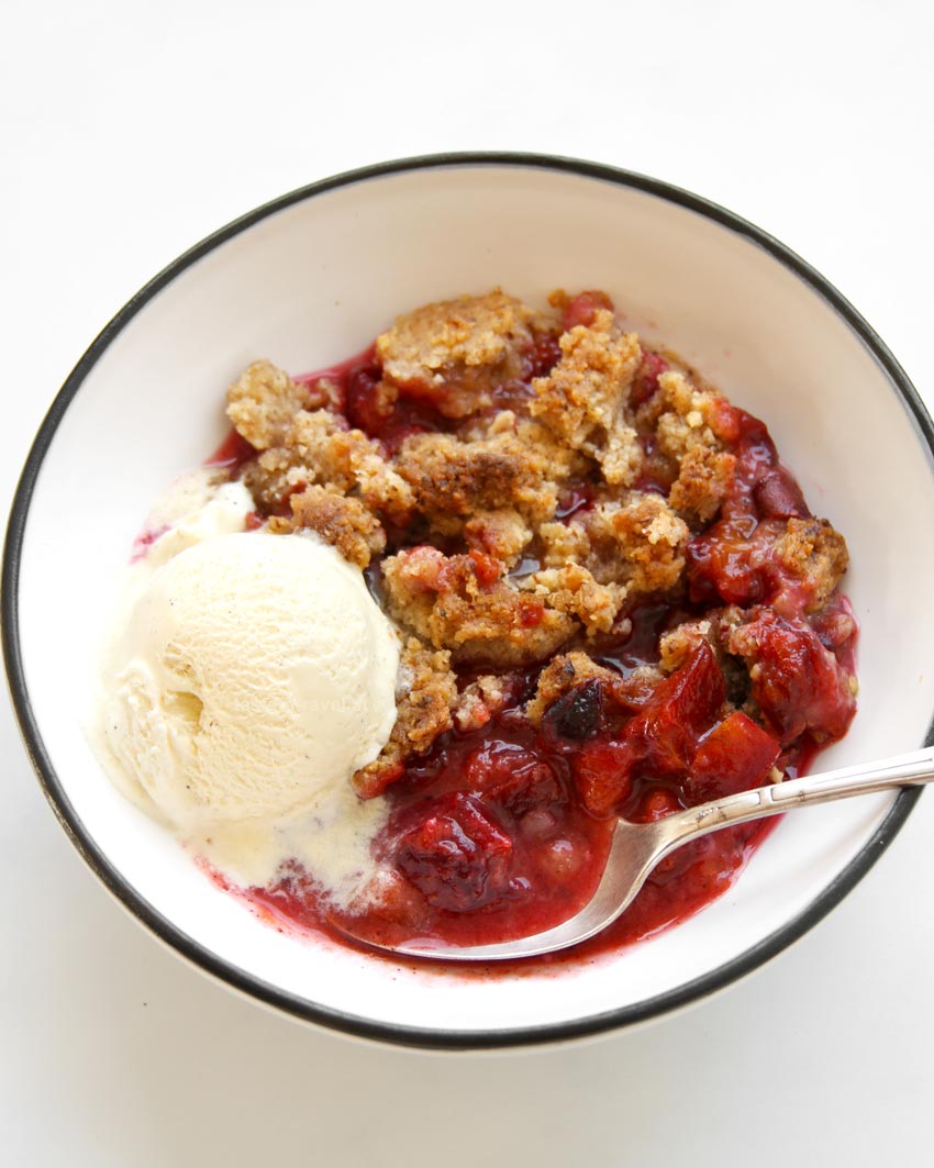 Zwetschken Crumble mit Vanilleeis