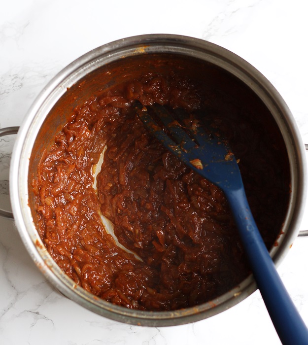 Zwiebeln für Gulasch einkochen lassen